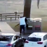 Герой в белой футболке: человек, обезоруживший террориста в Сиднее, оказался простым мусульманином Герой в белой футболке: человек, обезоруживший террориста в Сиднее, оказался простым мусульманином