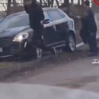 Сшибли столб в зоне 30 и испарились: ДТП на Мангальсала