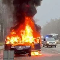 Думали, будет день радости: на подъезде к аэропорту загорелась машина Думали, будет день радости: на подъезде к аэропорту загорелась машина