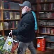 Приходят люди с чемоданами и мешками: в Вецмилгрависе бесплатно раздают книги (ВИДЕО)