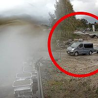 Рассчитал все, но не учел камеры: водитель хитро выкинул стиральную машину (ВИДЕО)