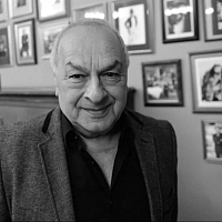 Умер актер и музыкант Левон Оганезов Умер актер и музыкант Левон Оганезов