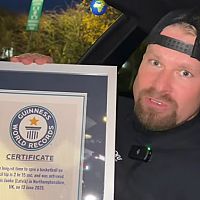 Два часа на кончике карандаша! Латвиец установил новый рекорд Гиннесса (ВИДЕО)