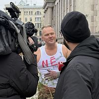 Тачка с навозом у Кабмина: в протесте против виньеток участвовали политики из оппозиции (ВИДЕО) Тачка с навозом у Кабмина: в протесте против виньеток участвовали политики из оппозиции (ВИДЕО)