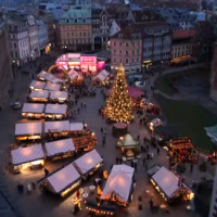 Настоящая средневековая деревня! Канадцы в восторге от посещения Старой Риги (ВИДЕО)