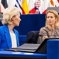 Не ссорьтесь, девушки: Каллас втихомолку жалуется на диктаторские замашки Ляйен Не ссорьтесь, девушки: Каллас втихомолку жалуется на диктаторские замашки Ляйен