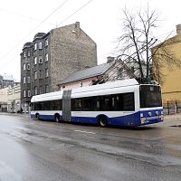 В такую погоду?! В Риге на Чака троллейбус сбил велосипедиста