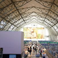 Коррупция на рынке: экс-сотрудник и работник Rīgas Centrāltirgus попались на взятках