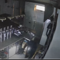 В праздники обокрали кафе «Ёжик в тумане» и крафтовый бар по соседству В праздники обокрали кафе «Ёжик в тумане» и крафтовый бар по соседству