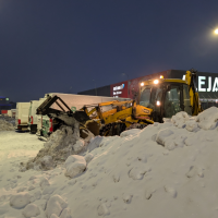 Это вопрос отношения: в Риге снегоуборщики засыпали тротуары кучами снега