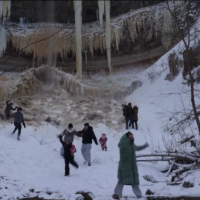 Обрушение льда с самого высокого водопада в Балтии чуть не похоронило туристов. ВИДЕО