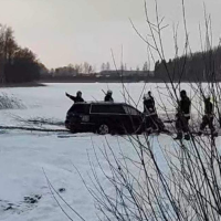 Под Гулбене машина провалилась под лёд: так развлекался депутат?