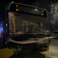 В Елгаве пенсионер вызвал серьёзное ДТП: городской автобус — на свалку