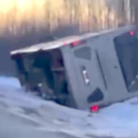 Под Юрмалой перевернулся пассажирский автобус. ВИДЕО