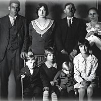 Они сфотографировались перед Рождеством, и вскоре их нашли мёртвыми: загадка семьи Лоусон