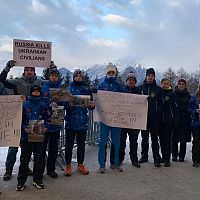 Вышли с плакатами в Австрии: сборная Латвии по скелетону выступила против участия РФ в Кубке Европы. ВИДЕО