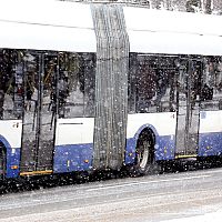 Троллейбус устал бороться соснегом и загорелся. Гололедица парализовала движение на мостах Троллейбус устал бороться соснегом и загорелся. Гололедица парализовала движение на мостах