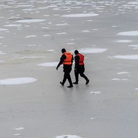 Передвижение по льду Даугавы под мостами запрещено: штраф 100 евро