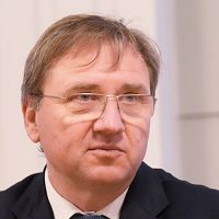 А почему ректор получает 21 725 евро в месяц, а профессор 830? Крик души дерматовенеролога