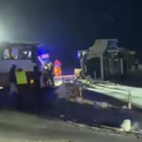 Лобовое столкновение фуры с автобусом: тяжелое ДТП на Лиепайском шоссе (ВИДЕО)