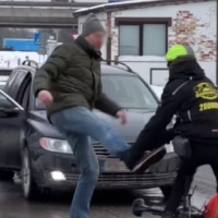 Дикие нравы: драка между водителем и велокурьером в Риге (ВИДЕО)