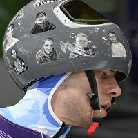 МОК снял с соревнований украинца за шлем с фотографиями погибших на войне