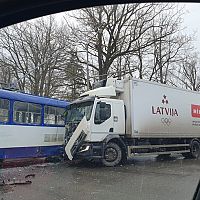 АВпария в Пардаугаве: грузовик не уступил дорогу трамваю