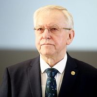 Силиню придётся терпеть до выборов: Бригманис