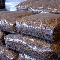 Нарасхват! Как люди в морозы гранулы разбирают — впечатляющее видео