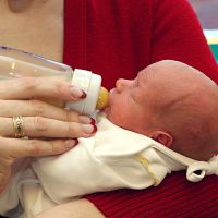 В целях предосторожности из оборота отзывают несколько молочных смесей для малышей