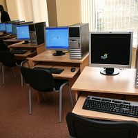 84 евро за провод: как МОН намеренно переплатило миллионы за компьютеры для школ