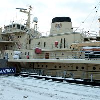 Команда ледокола «Варма» спасла людей с дрейфующей льдины в море