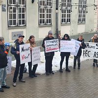 «Меньше неравноправия, а не свободы!» В Риге состоялся пикет в защиту русского языка