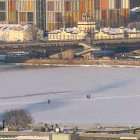 «Открылась пешеходная дорога?» Даугаву в центре Риги уже переходят по льду (ВИДЕО)