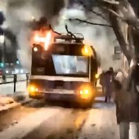 Троллейбус устал бороться со снегом и загорелся. Гололедица парализовала движение на мостах