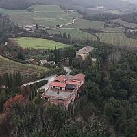 Журналисты показали винодельню Медведева в Италии, откуда вино по прежнему идёт в Россию