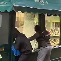 В Лондоне грабят ювелирные магазины уже средь бела дня! (ВИДЕО)