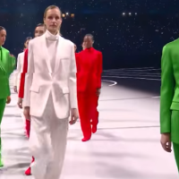 Под одеждой термобельё и грелки, приклеенные к груди и спине: латвийская модель об открытии Олимпийских игр