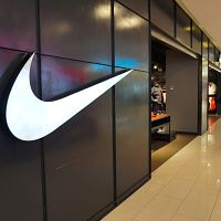 Nike обвиняют в дискриминации белых работников: правительство США ведёт следствие