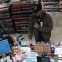 Украл, выпил? Полиция просит опознать человека (ФОТО) Украл, выпил? Полиция просит опознать человека (ФОТО)