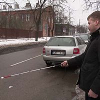 Слепой запутался в снегу и оказался под машинами: спасибо Рижской думе за уборку