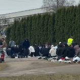 Уже и помолиться нельзя? Полиция расследует совершение массового намаза на тротуаре в Плявниеках (ВИДЕО) Уже и помолиться нельзя? Полиция расследует совершение массового намаза на тротуаре в Плявниеках (ВИДЕО)