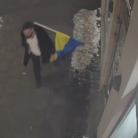 Узнаёте? Полиция разыскивает мужчину, сорвавшего украинский флаг со здания в Риге (ВИДЕО)