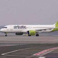 «airBaltic» patlaban neplāno celt biļešu cenas degvielas cenu pieauguma dēļ