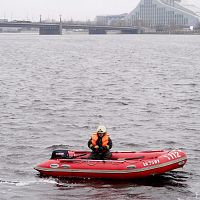 Очевидцы засняли спасение спрыгнувшего с Каменного моста в реку человека. ВИДЕО