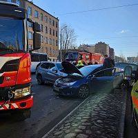 Жесткая авария в центре Риги: у машин оторваны колеса