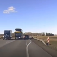 «Не дрова везёшь!» В соцсетях возмущаются опасным манёвром; чудом обошлось без ДТП (ВИДЕО)