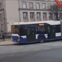 В центре Риги попал в аварию пассажирский автобус (ВИДЕО) В центре Риги попал в аварию пассажирский автобус (ВИДЕО)