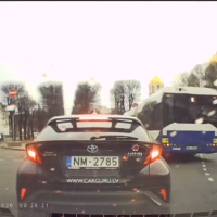 В центре Риги попал в аварию пассажирский автобус (ВИДЕО)