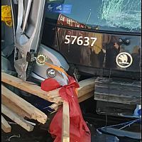 Жуткие кадры ДТП: доски пробили трамвай насквозь (ВИДЕО)